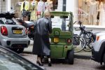 Amsterdam 5 juli 2021
Connie Witteman doet boodschappen op de cornelis schuytstraat. Met haar biro CCCC karretje