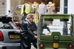 Amsterdam 5 juli 2021
Connie Witteman doet boodschappen op de cornelis schuytstraat. Met haar biro CCCC karretje