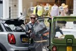 Amsterdam 5 juli 2021
Connie Witteman doet boodschappen op de cornelis schuytstraat. Met haar biro CCCC karretje