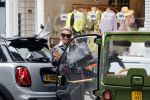Amsterdam 5 juli 2021
Connie Witteman doet boodschappen op de cornelis schuytstraat. Met haar biro CCCC karretje