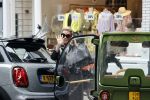 Amsterdam 5 juli 2021
Connie Witteman doet boodschappen op de cornelis schuytstraat. Met haar biro CCCC karretje