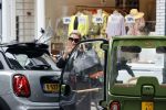 Amsterdam 5 juli 2021
Connie Witteman doet boodschappen op de cornelis schuytstraat. Met haar biro CCCC karretje