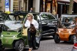 Amsterdam 10 juli 2021
Connie Witteman met haar hondje ,dochter Constanza en kleinkinderen in 2 biro karretjes in Amsterdam zuid