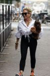 Amsterdam 10 juli 2021
Connie Witteman met haar hondje ,dochter Constanza en kleinkinderen in 2 biro karretjes in Amsterdam zuid
