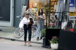 Amsterdam 10 juli 2021
Connie Witteman met haar hondje ,dochter Constanza en kleinkinderen in 2 biro karretjes in Amsterdam zuid