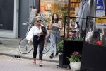 Amsterdam 10 juli 2021
Connie Witteman met haar hondje ,dochter Constanza en kleinkinderen in 2 biro karretjes in Amsterdam zuid