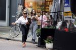 Amsterdam 10 juli 2021
Connie Witteman met haar hondje ,dochter Constanza en kleinkinderen in 2 biro karretjes in Amsterdam zuid