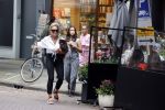 Amsterdam 10 juli 2021
Connie Witteman met haar hondje ,dochter Constanza en kleinkinderen in 2 biro karretjes in Amsterdam zuid