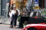 Amsterdam 10 juli 2021
Connie Witteman met haar hondje ,dochter Constanza en kleinkinderen in 2 biro karretjes in Amsterdam zuid