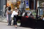 Amsterdam 10 juli 2021
Connie Witteman met haar hondje ,dochter Constanza en kleinkinderen in 2 biro karretjes in Amsterdam zuid