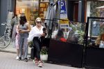 Amsterdam 10 juli 2021
Connie Witteman met haar hondje ,dochter Constanza en kleinkinderen in 2 biro karretjes in Amsterdam zuid