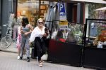 Amsterdam 10 juli 2021
Connie Witteman met haar hondje ,dochter Constanza en kleinkinderen in 2 biro karretjes in Amsterdam zuid