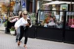 Amsterdam 10 juli 2021
Connie Witteman met haar hondje ,dochter Constanza en kleinkinderen in 2 biro karretjes in Amsterdam zuid