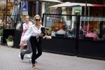 Amsterdam 10 juli 2021
Connie Witteman met haar hondje ,dochter Constanza en kleinkinderen in 2 biro karretjes in Amsterdam zuid