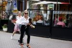 Amsterdam 10 juli 2021
Connie Witteman met haar hondje ,dochter Constanza en kleinkinderen in 2 biro karretjes in Amsterdam zuid
