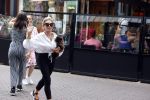 Amsterdam 10 juli 2021
Connie Witteman met haar hondje ,dochter Constanza en kleinkinderen in 2 biro karretjes in Amsterdam zuid