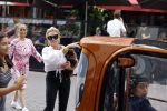 Amsterdam 10 juli 2021
Connie Witteman met haar hondje ,dochter Constanza en kleinkinderen in 2 biro karretjes in Amsterdam zuid