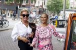 Amsterdam 10 juli 2021
Connie Witteman met haar hondje ,dochter Constanza en kleinkinderen in 2 biro karretjes in Amsterdam zuid
