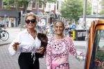 Amsterdam 10 juli 2021
Connie Witteman met haar hondje ,dochter Constanza en kleinkinderen in 2 biro karretjes in Amsterdam zuid