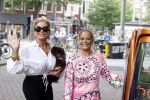 Amsterdam 10 juli 2021
Connie Witteman met haar hondje ,dochter Constanza en kleinkinderen in 2 biro karretjes in Amsterdam zuid