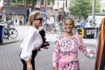 Amsterdam 10 juli 2021
Connie Witteman met haar hondje ,dochter Constanza en kleinkinderen in 2 biro karretjes in Amsterdam zuid