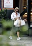 Amsterdam 28 juni 2021
Connie Witteman doet boodschappen op de cornelis schuytstraat