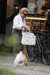 Amsterdam 28 juni 2021
Connie Witteman doet boodschappen op de cornelis schuytstraat