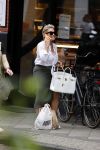Amsterdam 28 juni 2021
Connie Witteman doet boodschappen op de cornelis schuytstraat