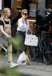 Amsterdam 28 juni 2021
Connie Witteman doet boodschappen op de cornelis schuytstraat