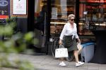 Amsterdam 28 juni 2021
Connie Witteman doet boodschappen op de cornelis schuytstraat