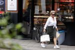 Amsterdam 28 juni 2021
Connie Witteman doet boodschappen op de cornelis schuytstraat