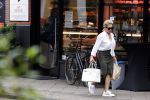Amsterdam 28 juni 2021
Connie Witteman doet boodschappen op de cornelis schuytstraat