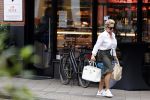 Amsterdam 28 juni 2021
Connie Witteman doet boodschappen op de cornelis schuytstraat