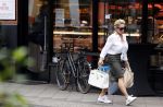 Amsterdam 28 juni 2021
Connie Witteman doet boodschappen op de cornelis schuytstraat