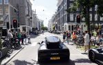 Amsterdam 12 juni 2021
Danny Westgeest in zijn lamborghini op de pc hooftstraat. Heel veel kids maken foto's