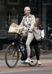 Amsterdam 13 juli 2021
Denise Boekhoff op de fiets in Amsterdam zuid.