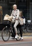 Amsterdam 13 juli 2021
Denise Boekhoff op de fiets in Amsterdam zuid.