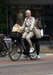 Amsterdam 13 juli 2021
Denise Boekhoff op de fiets in Amsterdam zuid.