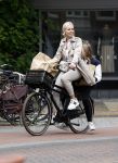 Amsterdam 13 juli 2021
Denise Boekhoff op de fiets in Amsterdam zuid.