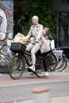 Amsterdam 13 juli 2021
Denise Boekhoff op de fiets in Amsterdam zuid.
