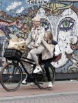 Amsterdam 13 juli 2021
Denise Boekhoff op de fiets in Amsterdam zuid.