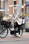 Amsterdam 13 juli 2021
Denise Boekhoff op de fiets in Amsterdam zuid.