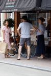 Amsterdam 17 juni 2021
Dione de Graaff aan het winkelen in het centrum van Amsterdam. Ze komt ook nog Twan Huys en zijn vrouw tegen.