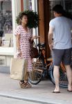 Amsterdam 17 juni 2021
Dione de Graaff aan het winkelen in het centrum van Amsterdam. Ze komt ook nog Twan Huys en zijn vrouw tegen.