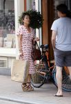 Amsterdam 17 juni 2021
Dione de Graaff aan het winkelen in het centrum van Amsterdam. Ze komt ook nog Twan Huys en zijn vrouw tegen.