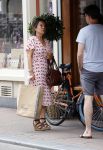 Amsterdam 17 juni 2021
Dione de Graaff aan het winkelen in het centrum van Amsterdam. Ze komt ook nog Twan Huys en zijn vrouw tegen.