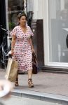 Amsterdam 17 juni 2021
Dione de Graaff aan het winkelen in het centrum van Amsterdam. Ze komt ook nog Twan Huys en zijn vrouw tegen.