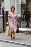 Amsterdam 17 juni 2021
Dione de Graaff aan het winkelen in het centrum van Amsterdam. Ze komt ook nog Twan Huys en zijn vrouw tegen.