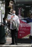 Amsterdam 17 juni 2021
Eric Beekes met een roos bij de tramhalte.