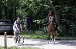 Amsterdamse Bos 26 juni 2021
Fajah Lourens en haar nieuwe vriend Bart Hondebrink in het Amsterdamse bos. Fajah te paard en Bart op een mountainbike